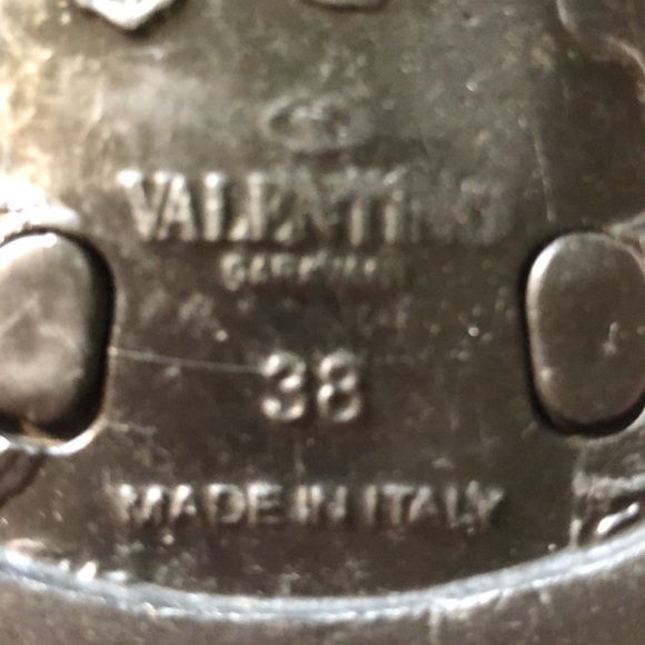 Valentino Garavani Rockstud Sandals for parts as toe straps broken. - Picture 4 of 11